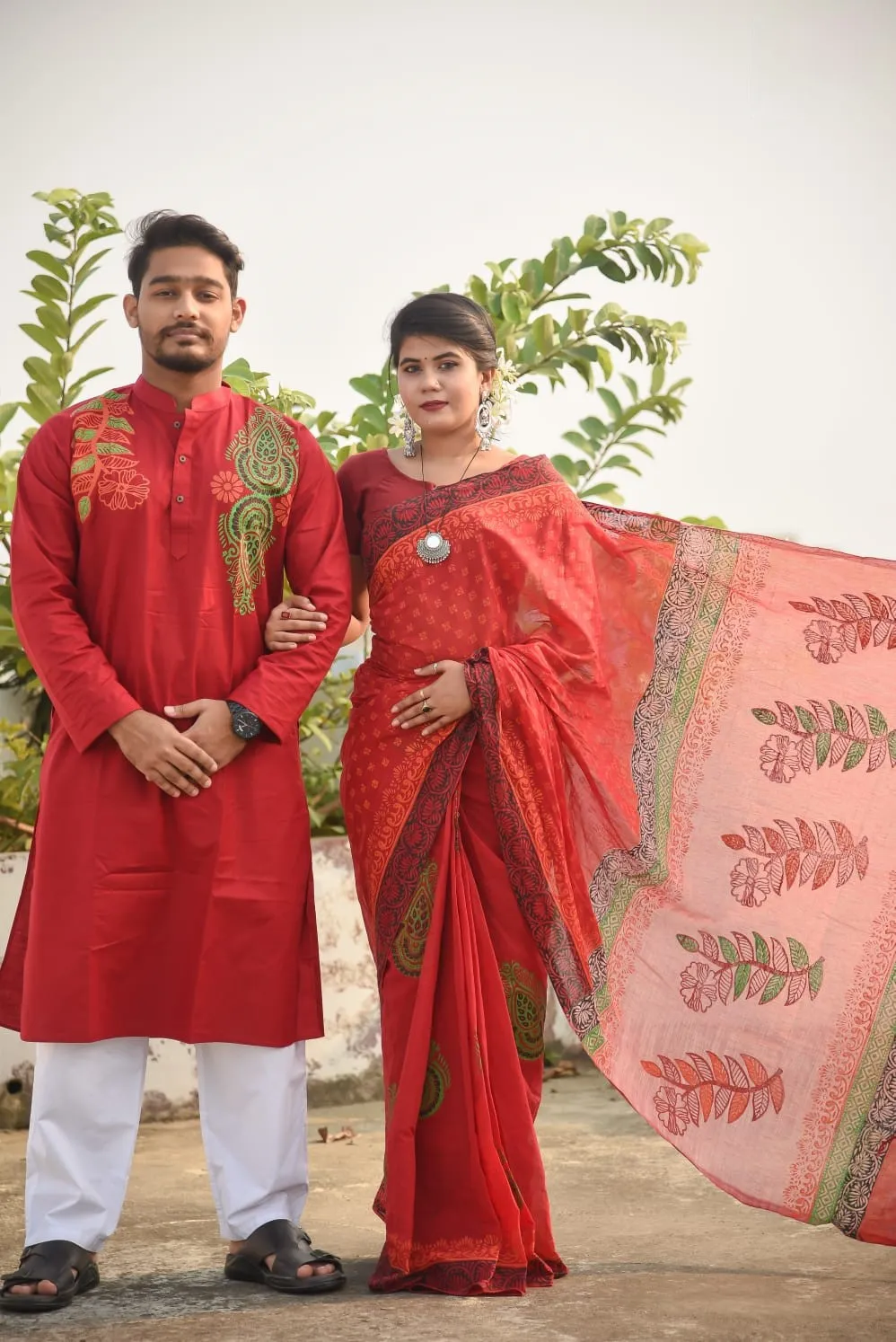 সুতি শাড়ী ও স্লাব কটন পাঞ্জাবিকাপল সেট