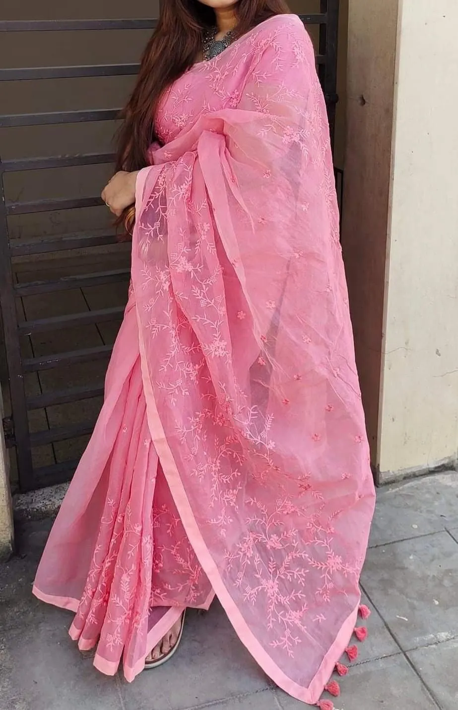 হাফসিল্ক শাড়ীতে এমব্রডারী কাজ করা