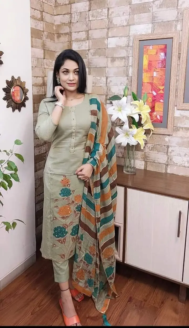 আনস্টিজ স্ক্রিন প্রিন্ট থ্রি-পিস - Fashion-Forward Design
