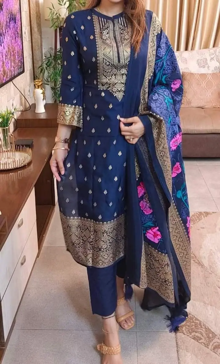 আনস্টিজ স্ক্রিন প্রিন্ট থ্রি-পিস - Chic and Contemporary Style